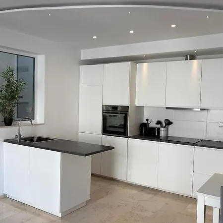 Garden-view 1br Spinola Bay Couples Only Aged 30 *